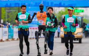 Cuoc Thi Ban Marathon Robot Dau Tien 1