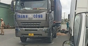 Me Va Con Trai 8 Tuoi Tu Vong Thuong Tam Duoi Banh Xe Container 74818