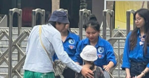Nam Sinh Vat Va Nhat Ky Thi Lop 10 Dua Em Gai Den Diem Thi Nho Nguoi Trong Ho 83628