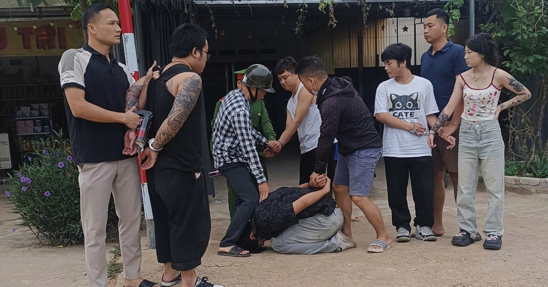 4 Nguoi Trung Quoc Xit Hoi Cay Cuop O To Tren Cao Toc O Thanh Hoa 63170