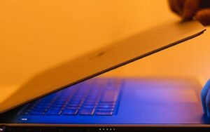 Huong Dan Cach Tat Laptop Dung Cach De Bao Ve May Ben Lau 1