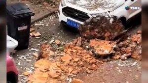 Mái Nhà Tan Hoang, Ô Tô Biến Dạng, Người Dân Oằn Mình Mưa Đá Càn Quét Khu Dân Cư