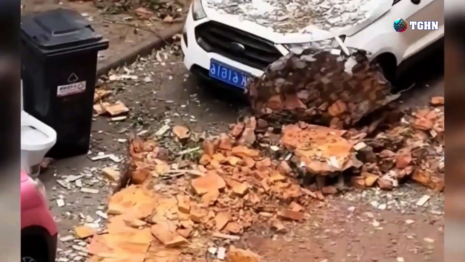Mái Nhà Tan Hoang, Ô Tô Biến Dạng, Người Dân Oằn Mình Mưa Đá Càn Quét Khu Dân Cư