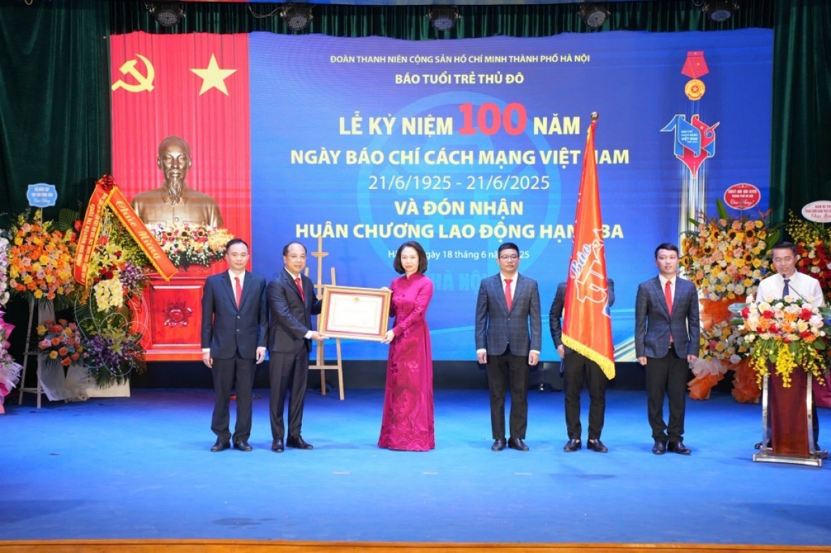 Bao Tuoi Tre Thu Do Vinh Du Don Nhan Huan Chuong Lao Dong Hang Ba 2025061815171720250618230519