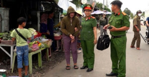Bat Nguoi Phu Nu Cuop Ve So Tien Cua Be Trai 9 Tuoi Sau Bon Gio Gay An 98929