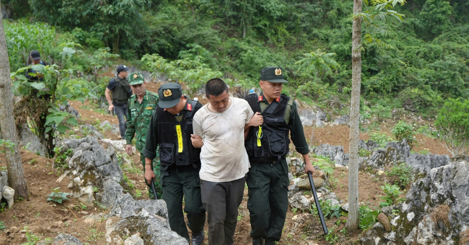 Bat Nhom Doi Tuong Van Chuyen Vu Khi Ma Tuy Qua Bien Gioi 26899