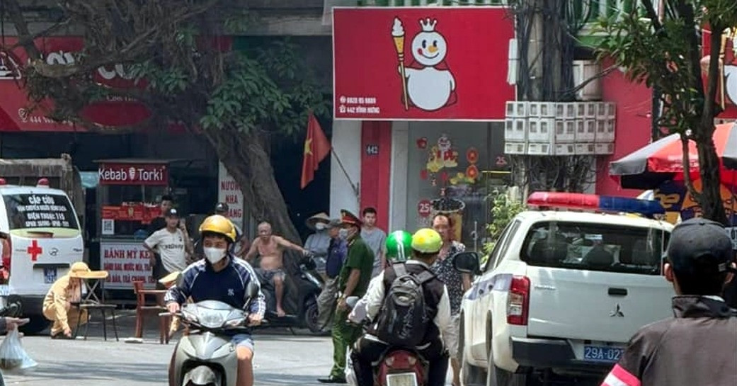 Be 5 Tuoi O Ha Noi Nguy Kich Sau Va Cham Voi Xe Tai Ngay Truoc Cua Nha 58246