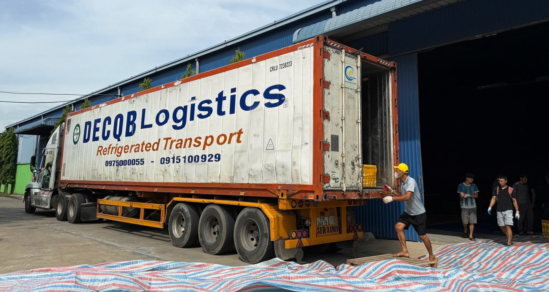 Canh Sat Kiem Tra Xe Container Phat Hien Su That Ve 20 Tan Hang Noi Tang 77458
