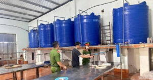 Canh Sat Vao Cuoc He Lo Nguon Goc Nghin Chai Nuoc Mam Bi Vut Bo O Bui Ram Ven Duong 92200