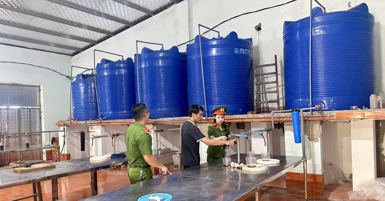 Canh Sat Vao Cuoc He Lo Nguon Goc Nghin Chai Nuoc Mam Bi Vut Bo O Bui Ram Ven Duong 92200