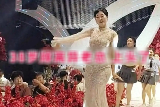Co Dau 38 Tuoi Nhay Mua Danh Trong Tung Bung Trong Dam Cuoi Khach Ngan Ngam 300