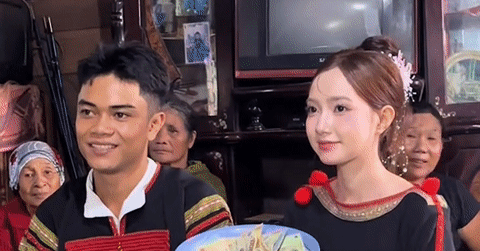 Co Dau E De Cung Nha Gai Di Ruoc Re Nhan Sac Xinh Dep Gay Sot Mang 83720