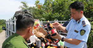 Cong An Xac Minh Nguon Goc Nghin Chai Nuoc Mam Bi Vut Trong Bui Ram 89702