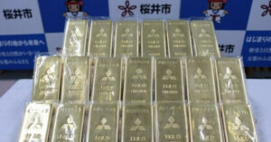 Cu Ong Giau Ten Tang 20 Thoi Vang Cho Thanh Pho 45148