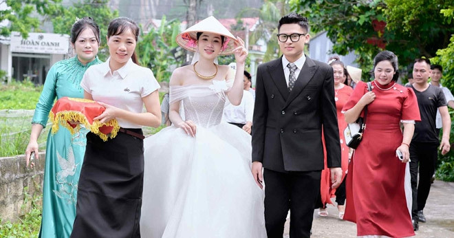 Cuoi Ban Than Cung Xom Co Dau Doc Loi The Nguyen Khien Chu Re Roi Nuoc Mat 62921
