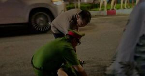 Dai Uy Cong An Bi Nguoi Di Xe May Khong Doi Mu Bao Hiem Tong Trong Thuong 60642