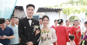 Hen Ho Qua O Cua So Cap Doi Nha Sat Vach O Ha Noi Co Man Don Dau Than Toc 115985