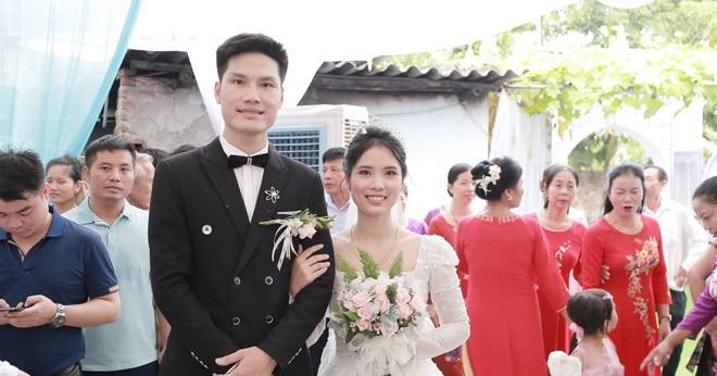 Hen Ho Qua O Cua So Cap Doi Nha Sat Vach O Ha Noi Co Man Don Dau Than Toc 115985