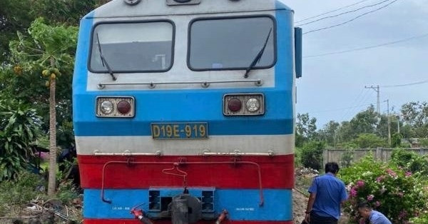 Khoanh Khac 2 Nguoi Di Xe May Vuot Rao Chan Bi Tau Khach Tu Ha Noi Tong Tu Vong 73457