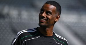 Liverpool Isak 6245096 1750556250360974416674 0 0 559 1068 Crop 1750556331443833644932