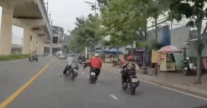 Loi Khai Cua Thanh Nien Ao Cam Dap Do Xe May Dang Chay Truoc Dau O To O Thu Duc 63883