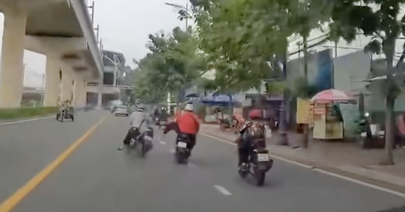 Loi Khai Cua Thanh Nien Ao Cam Dap Do Xe May Dang Chay Truoc Dau O To O Thu Duc 63883