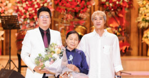 Me Nsnd Quoc Hung Khoc Trong Ngay Vui Cua Con Trai 110606
