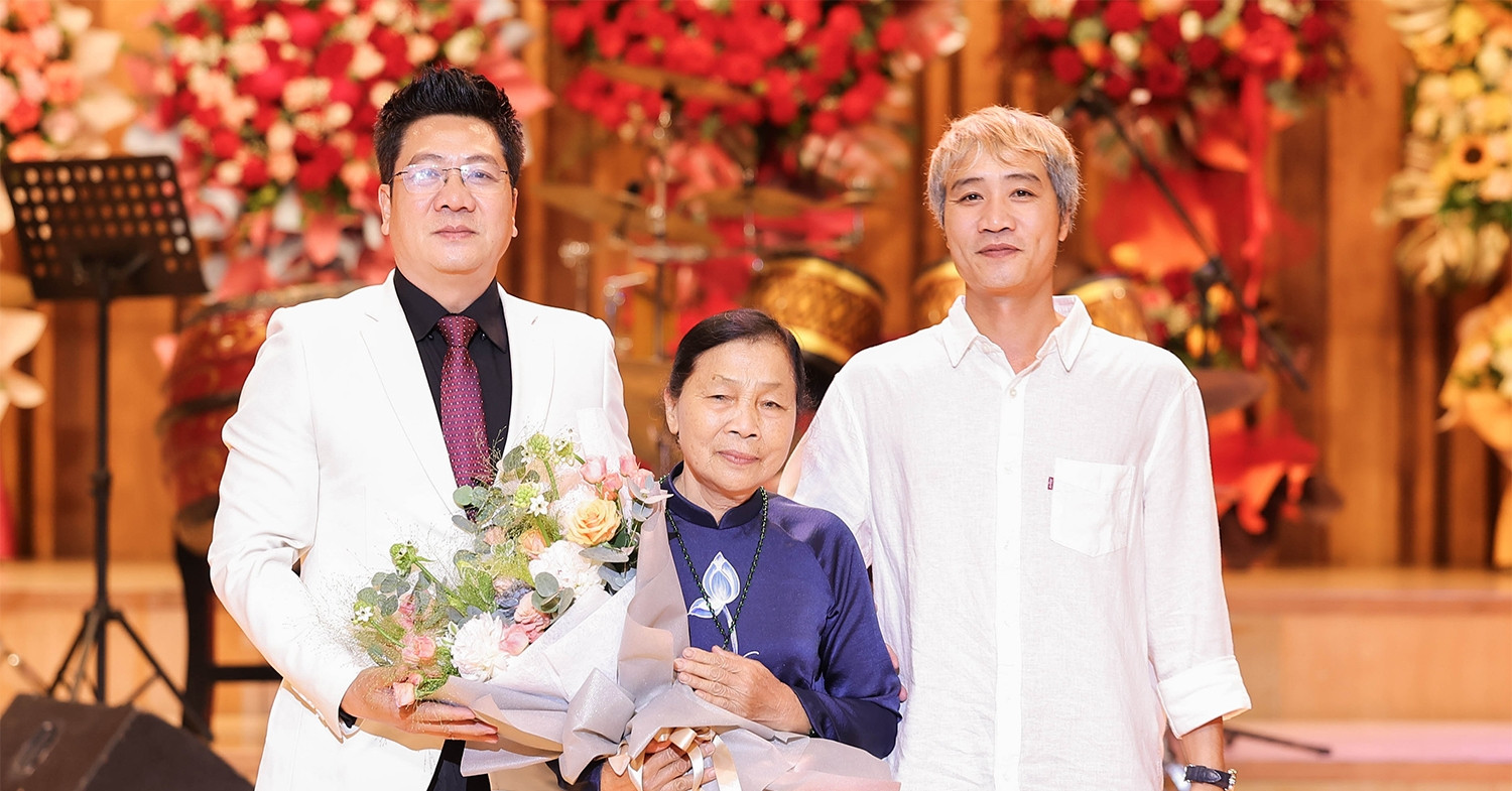 Me Nsnd Quoc Hung Khoc Trong Ngay Vui Cua Con Trai 110606