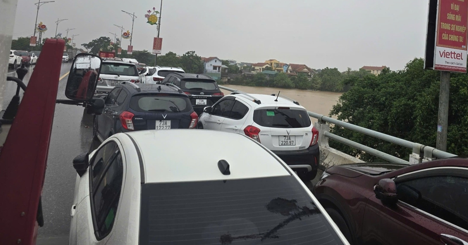 Mua Xoi Xa Nguoi Dan O Ron Lu Quang Binh Dua O To Len Cau Tranh Ngap Lut 75471