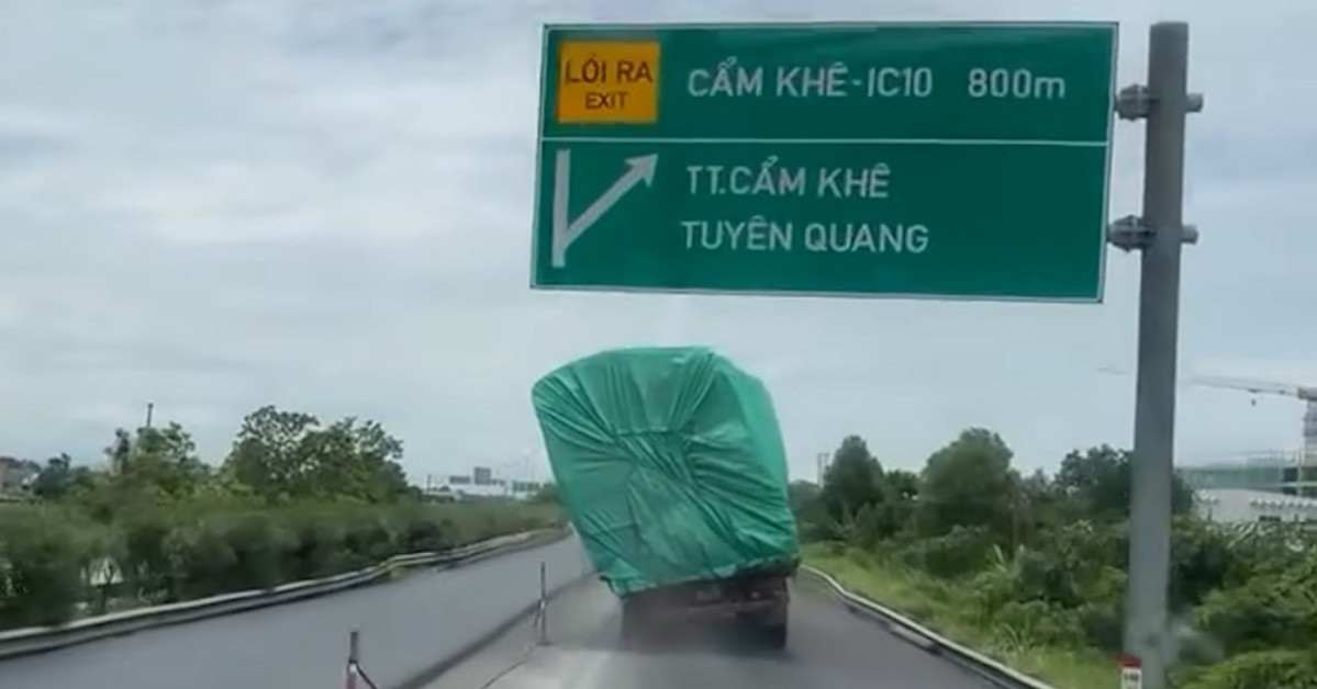 Tai Xe Dieu Khien Xe Tai Cho Hang Nhu Sap Do Di Tren Cao Toc 103580