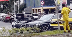 Thanh Nien Di Sh Chan Dau Dap Pha O To Mercedes O Thu Duc 96274