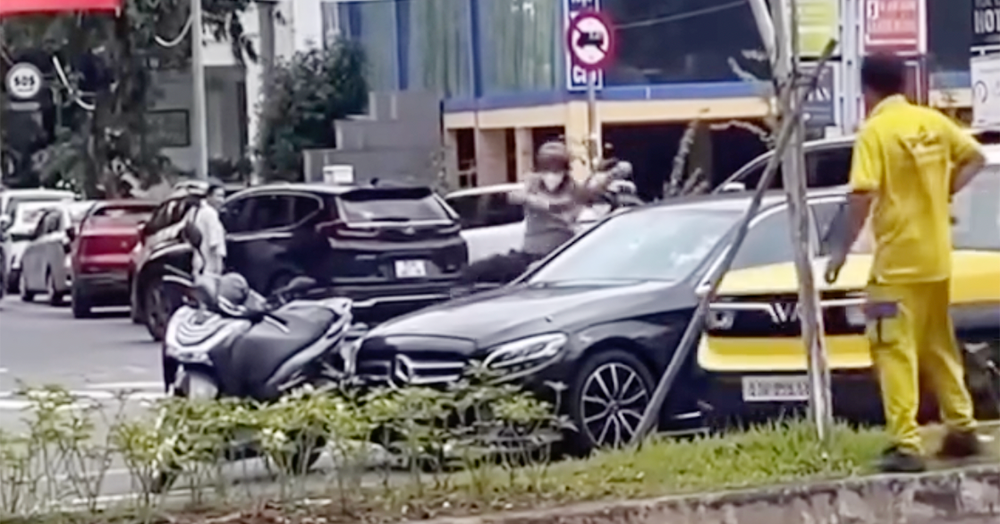 Thanh Nien Di Sh Chan Dau Dap Pha O To Mercedes O Thu Duc 96274