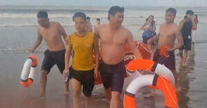 Them Nhom Du Khach Bi Song Cuon Trong Luc Tam Bien O Ha Tinh 54106