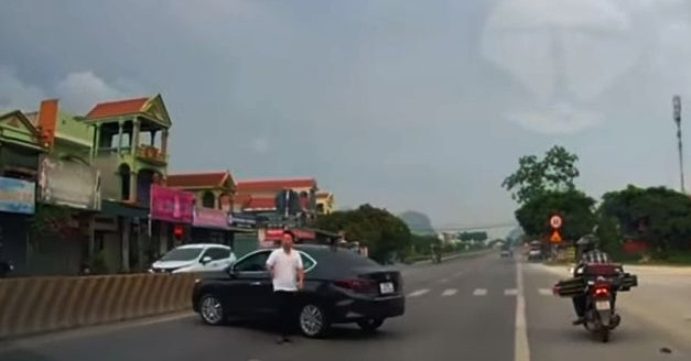 Xac Minh Clip Xe Con Bat Ngo Quay Ngang Duong Chan O To Khach Tren Quoc Lo 93060