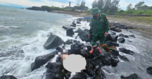 Xac Minh Danh Tinh Thi The Nu Gioi Mac Ao Den Co Ky Hieu Chu B Dat Vao Dao Con Co 80759