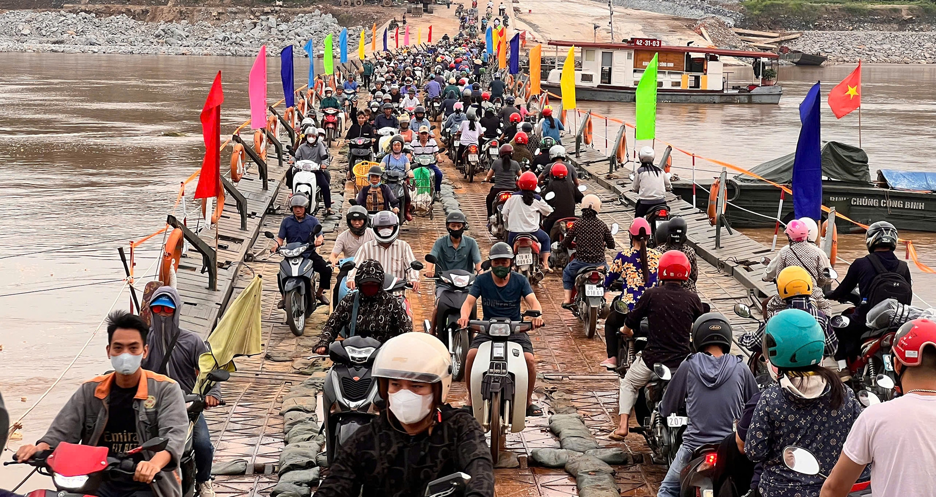 Xuyen Dem Noi Lai Cau Phao Phong Chau 37472